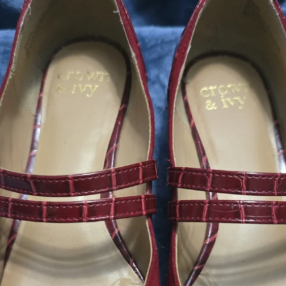 Crown & Ivy Red Flats with Pointed Toe and Straps - Picture 2 of 2